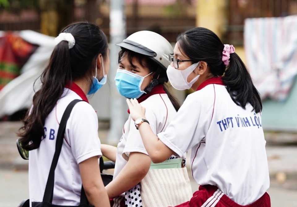 TPHCM: Sử dụng điện thoại, cán bộ coi thi bị lập biên bản - 1 TPHCM: Sử dụng điện thoại, cán bộ coi thi bị lập biên bản - 1