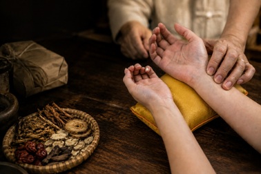 Nỗi lòng những ông lang “lách luật, khám chui” giữ nghề cứu người nhiều đời