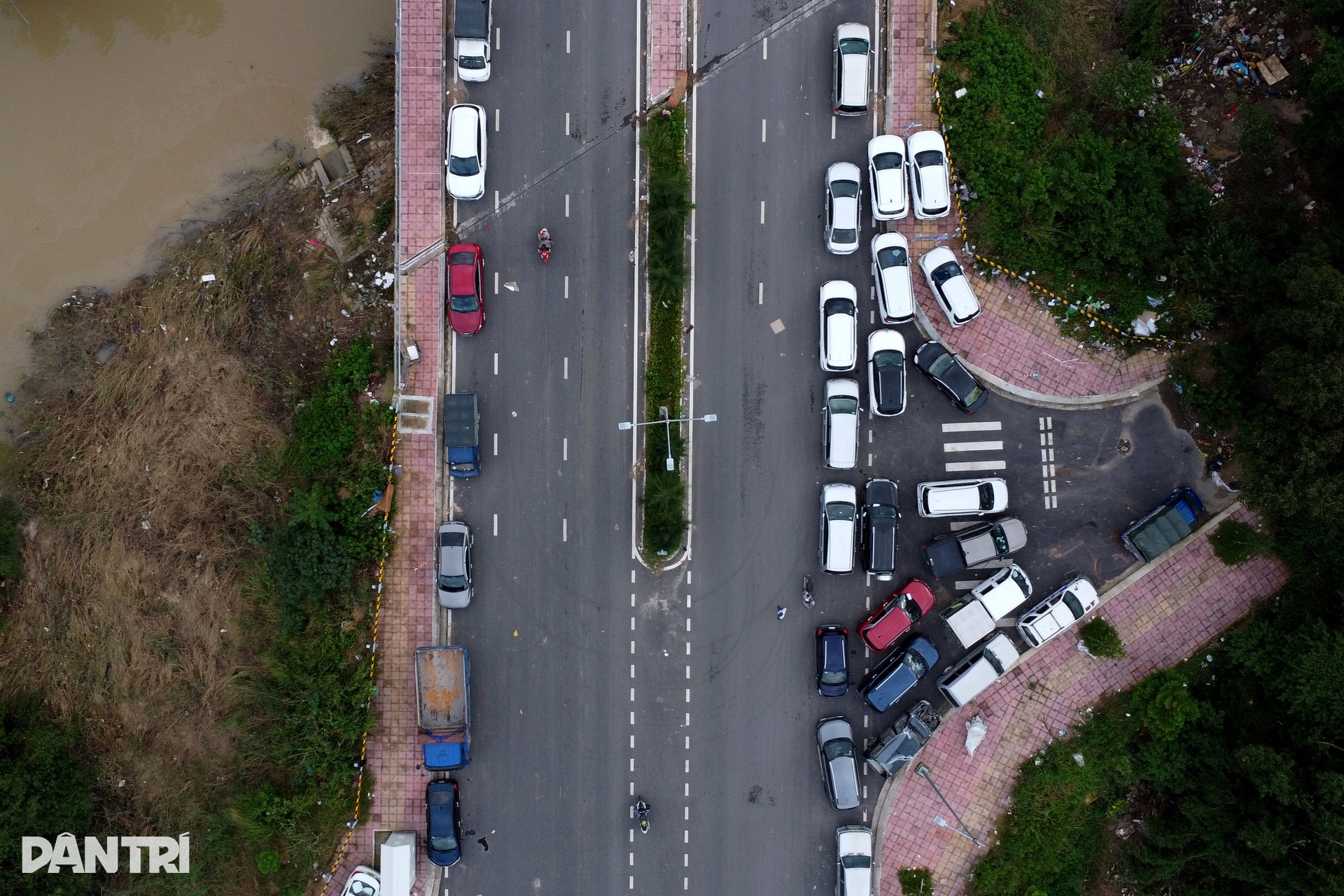 Hàng trăm ô tô lại nối đuôi nhau lên cầu tránh lũ, người đi đường bất ngờ - 7 Hàng trăm ô tô lại nối đuôi nhau lên cầu tránh lũ, người đi đường bất ngờ - 7