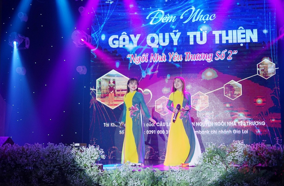 Hai chị em “bé hạt tiêu” mang tiếng hát vang xa nửa vòng Trái đất - 2 Hai chị em “bé hạt tiêu” mang tiếng hát vang xa nửa vòng Trái đất - 2