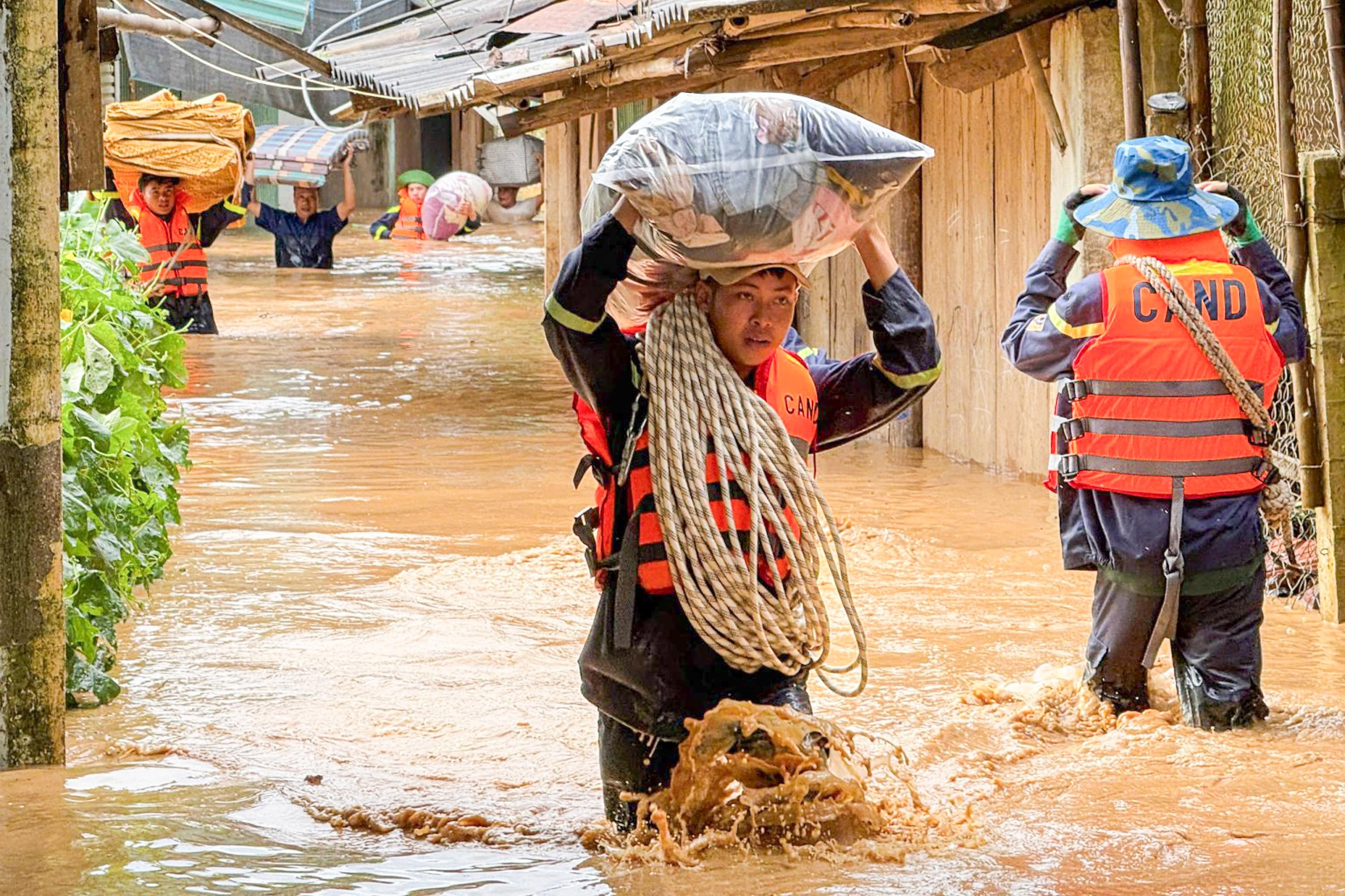 Hình ảnh Công an Sơn La oằn mình giúp dân giữa dòng lũ dữ - 4