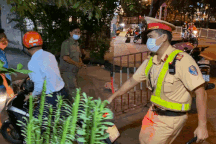 CSGT chốt chặn "phố ăn nhậu" ở TPHCM, xử phạt nhiều tài xế uống rượu bia