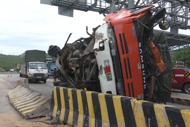 Xe tải lao vào trạm thu phí, tài xế trọng thương