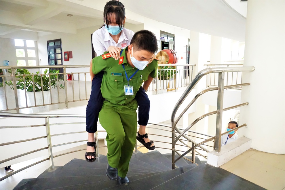 Quảng Nam: Xúc động hình ảnh chiến sĩ công an cõng thí sinh vào phòng thi - 3 Quảng Nam: Xúc động hình ảnh chiến sĩ công an cõng thí sinh vào phòng thi - 3