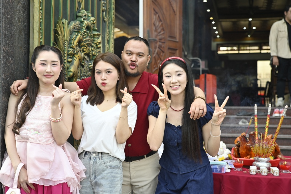 Diễn viên Vinh Râu: Hiện tại, tôi ưu tiên bố mẹ và sự nghiệp - 3 Diễn viên Vinh Râu: Hiện tại, tôi ưu tiên bố mẹ và sự nghiệp - 3