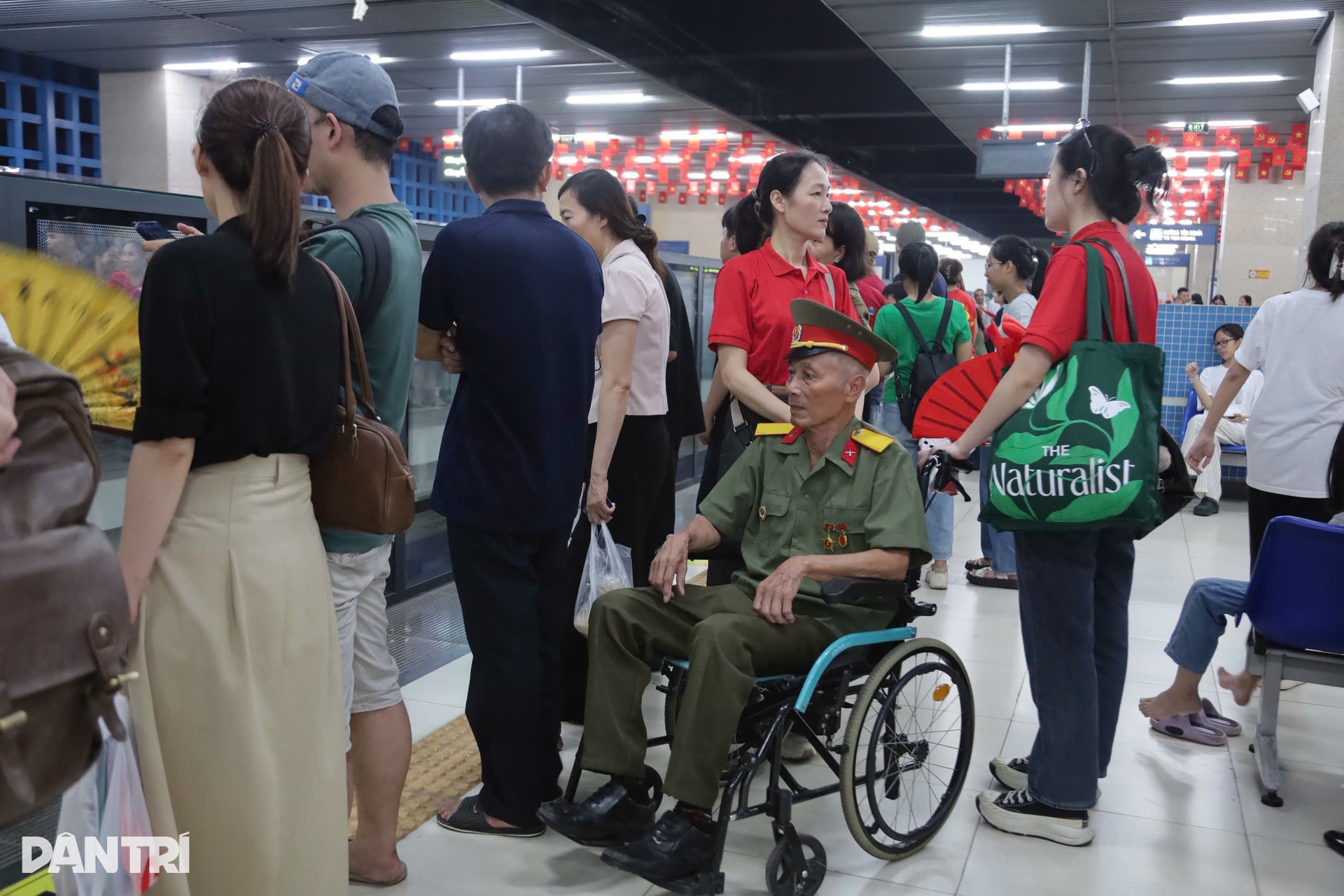 Hàng nghìn người dồn về trong 30 phút, ga Cát Linh gồng mình ngăn vỡ trận - 12 Hàng nghìn người dồn về trong 30 phút, ga Cát Linh gồng mình ngăn vỡ trận - 12