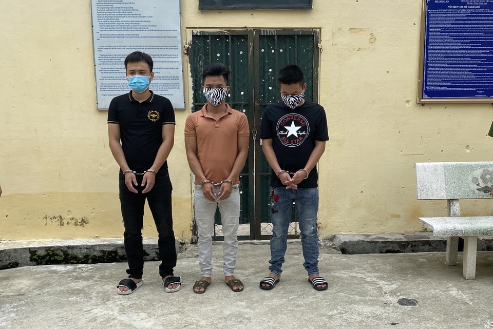 Mâu thuẫn nợ nần, mang hung khí đến nhà đối thủ hỗn chiến - 1 Mâu thuẫn nợ nần, mang hung khí đến nhà đối thủ hỗn chiến - 1