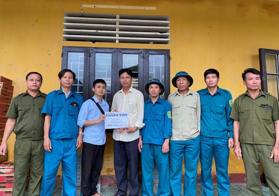 Vượt lũ, chuyến hàng cứu trợ của bạn đọc Dân trí ủng hộ Rào Trăng 3 - 9 Vượt lũ, chuyến hàng cứu trợ của bạn đọc Dân trí ủng hộ Rào Trăng 3 - 9
