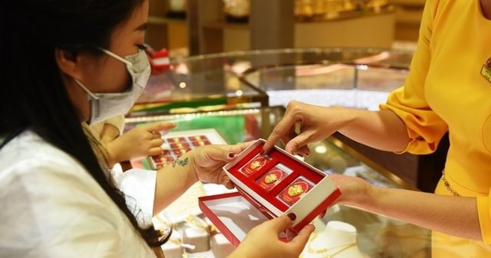 Giá vàng bật tăng trở lại, tiến sát mốc 57 triệu đồng/lượng - 1 Giá vàng bật tăng trở lại, tiến sát mốc 57 triệu đồng/lượng - 1