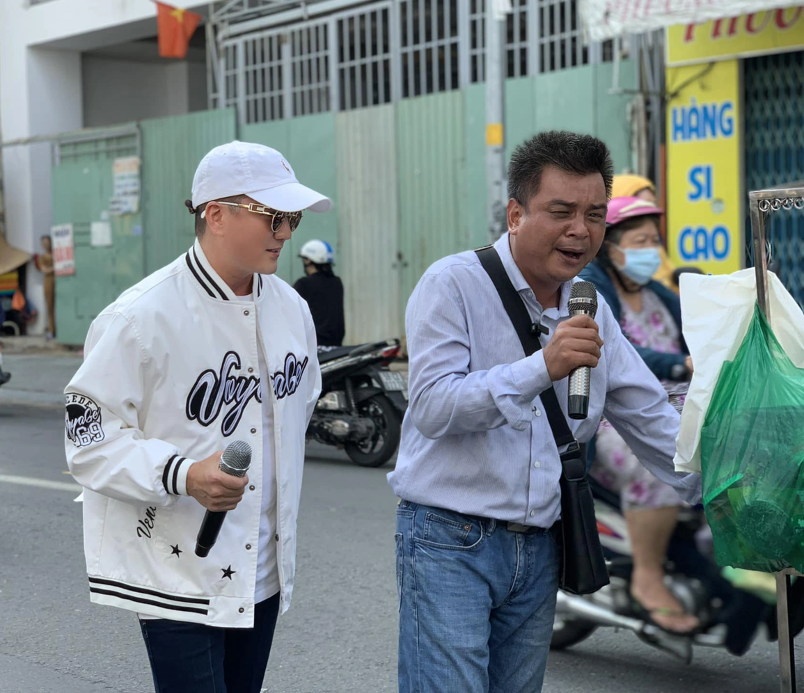 Đàm Vĩnh Hưng gặp bản sao hát rong: Tặng nóng 20 triệu đồng - 1 Đàm Vĩnh Hưng gặp bản sao hát rong: Tặng nóng 20 triệu đồng - 1