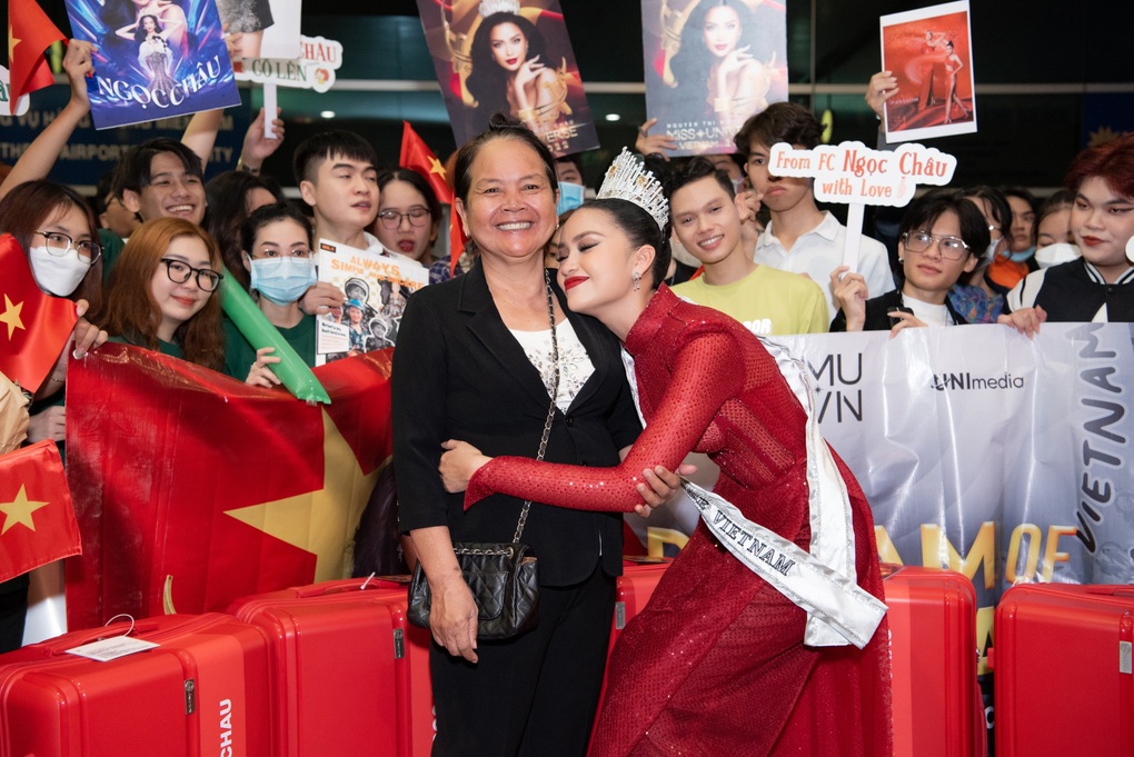 Mẹ Ngọc Châu mặc áo vía tiễn con gái sang Mỹ dự thi Hoa hậu Hoàn vũ 2022 - 4 Mẹ Ngọc Châu mặc áo vía tiễn con gái sang Mỹ dự thi Hoa hậu Hoàn vũ 2022 - 4