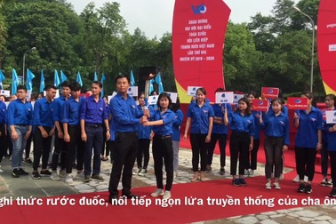 Truyền ngọn lửa thiêng tượng trưng cho niềm tự hào dân tộc từ Đền Hùng đi khắp đất nước