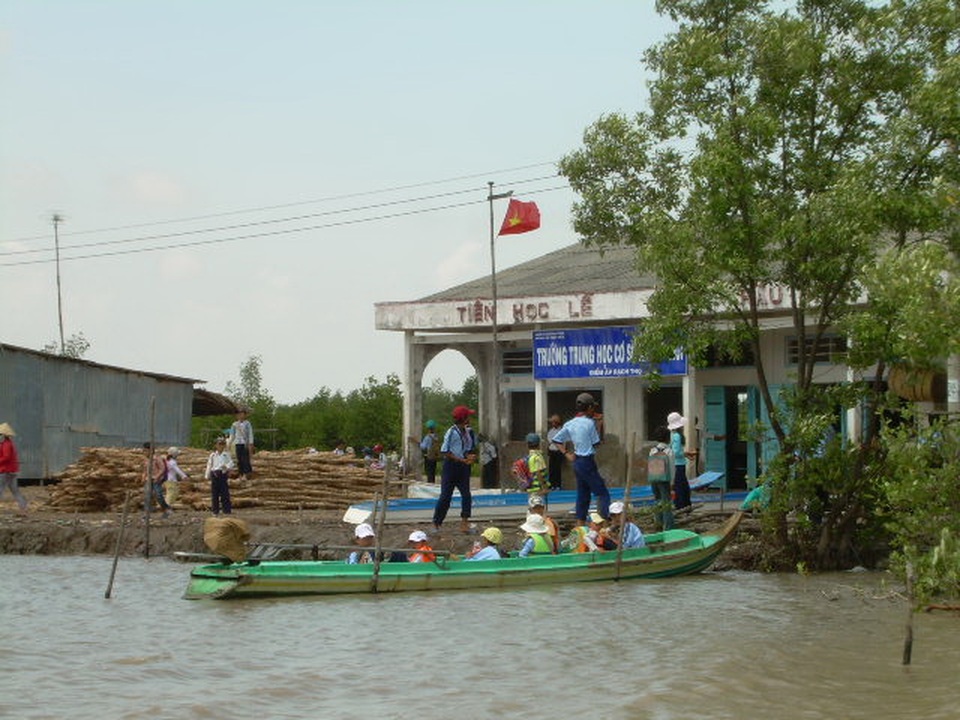 Đặc trưng miền sông nước: Nhiều học sinh Cà Mau đi vỏ lãi dự khai giảng - 3 Đặc trưng miền sông nước: Nhiều học sinh Cà Mau đi vỏ lãi dự khai giảng - 3