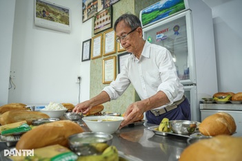 Vị giáo sư gác bục giảng, hơn 10 năm bưng cơm phục vụ người nghèo ở TPHCM