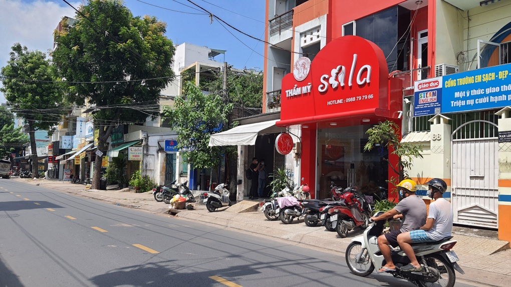 TPHCM: Điều tra vụ nhóm thanh niên cầm hung khí đập phá nhà dân - 1 TPHCM: Điều tra vụ nhóm thanh niên cầm hung khí đập phá nhà dân - 1