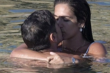 James Franco hôn say đắm bạn gái kém 15 tuổi