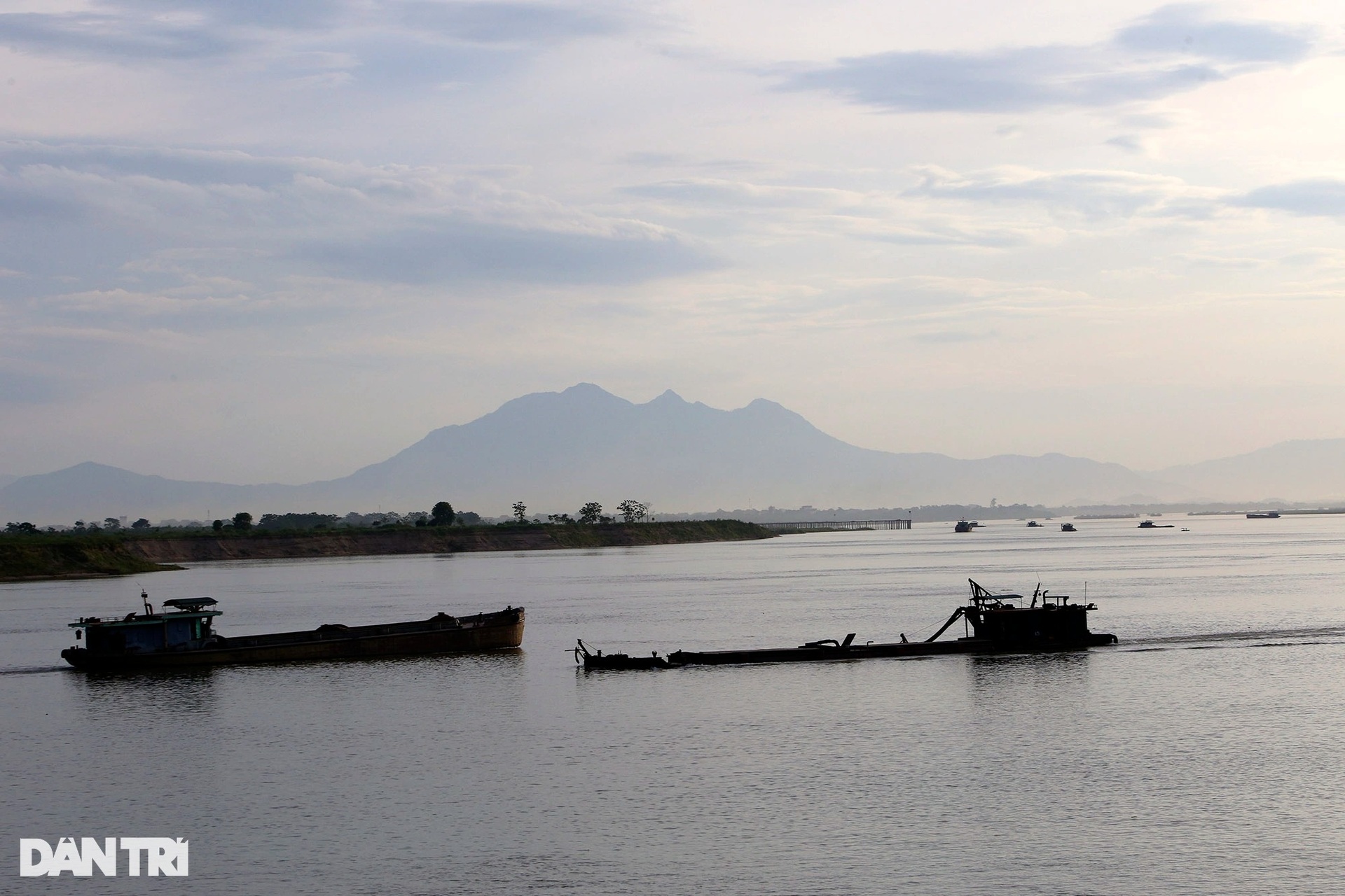 Tàu thuyền như mắc cửi trên sông Hồng uốn lượn qua Hà Nội - 11