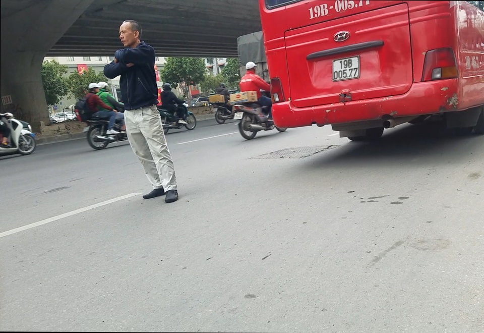 Hà Nội: Xe khách thỏa sức lộng hành xung quanh bến xe Mỹ Đình - 3 Hà Nội: Xe khách thỏa sức lộng hành xung quanh bến xe Mỹ Đình - 3