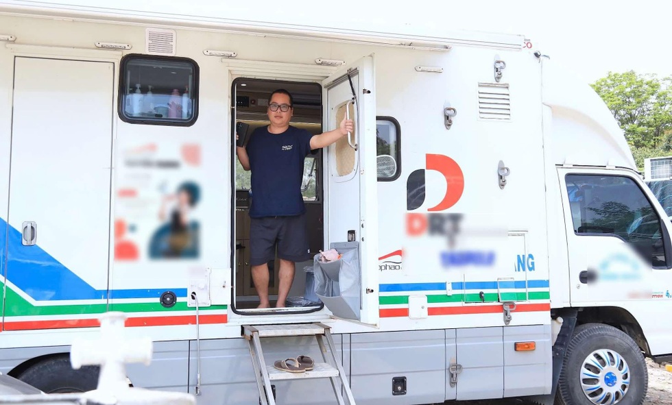 Người đàn ông Hà Nội chi cả tỷ đồng biến ô tô thành nhà di động