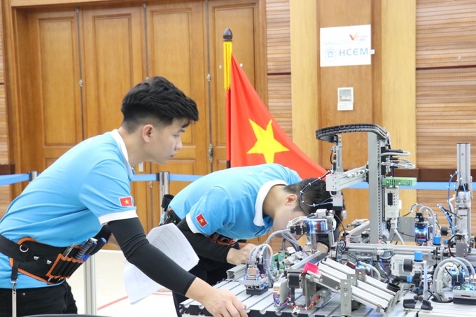 SV Nguyễn Văn Tấn, Đinh Ngọc Tú xuất sắc giành Huy chương Vàng cuộc thi Kỹ năng nghề Cơ điện tử onlne Châu Á – Thái Bình Dương 2021