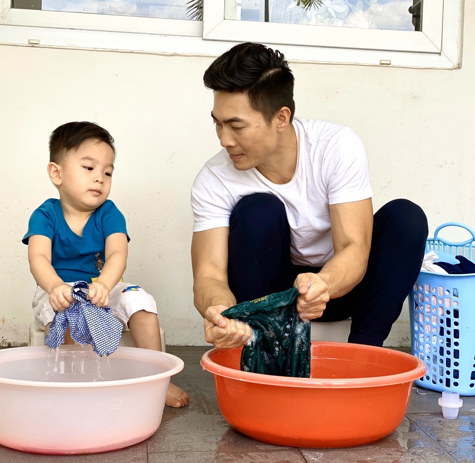 Quốc Cơ dạy con trai 4 tuổi giặt quần áo trong những ngày tránh dịch - 7 Quốc Cơ dạy con trai 4 tuổi giặt quần áo trong những ngày tránh dịch - 7