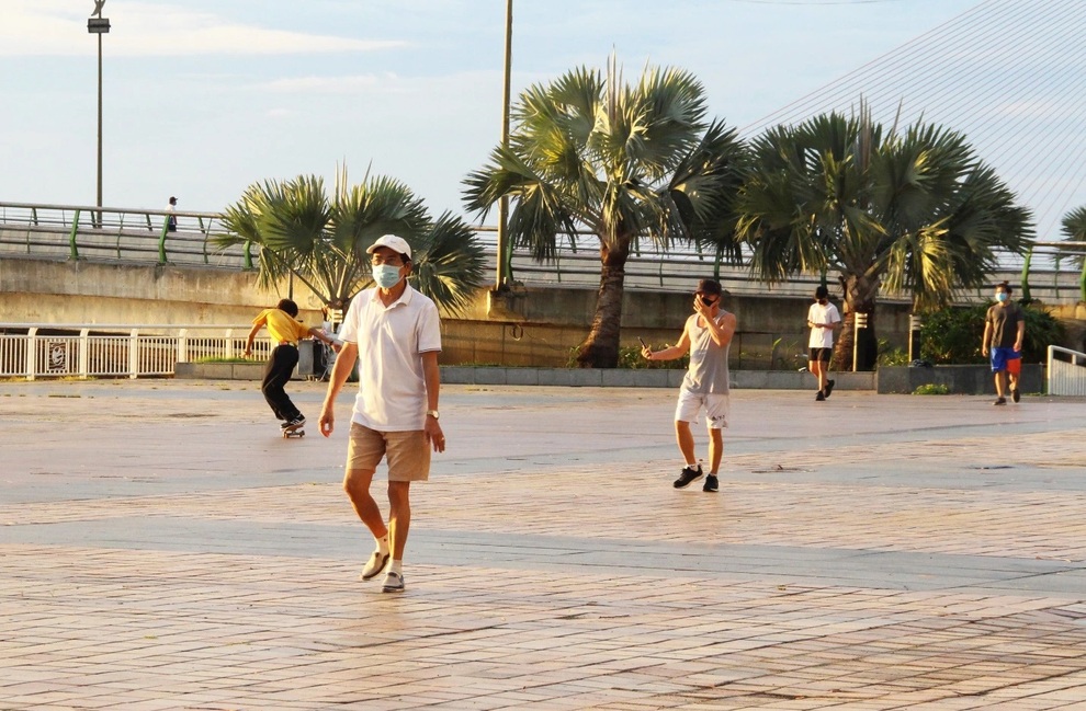 Người dân vùng xanh mang khẩu trang ra phố tập thể dục - 8 Người dân vùng xanh mang khẩu trang ra phố tập thể dục - 8