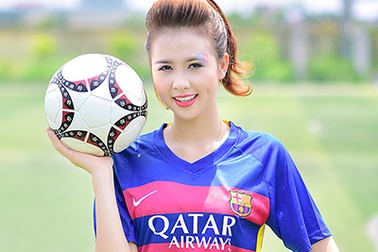 Fan nữ xinh xắn tung bộ ảnh mừng Barca vô địch Champions League