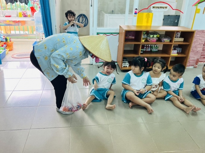 Cô giáo mầm non hướng dẫn trẻ kỹ năng đạp vào kẻ bắt cóc để thoát thân.