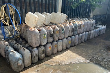 Mua hơn 13 tấn dầu ăn đã qua sử dụng để bán lại cho công ty