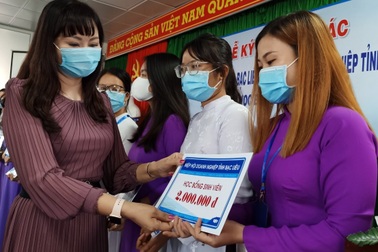 Nhận học bổng, mong các sinh viên "trả lại" bằng kết quả học tập cao nhất