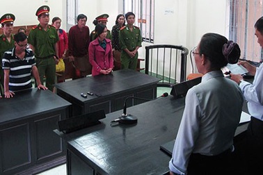 Kiện công an vì bị… khám ngực