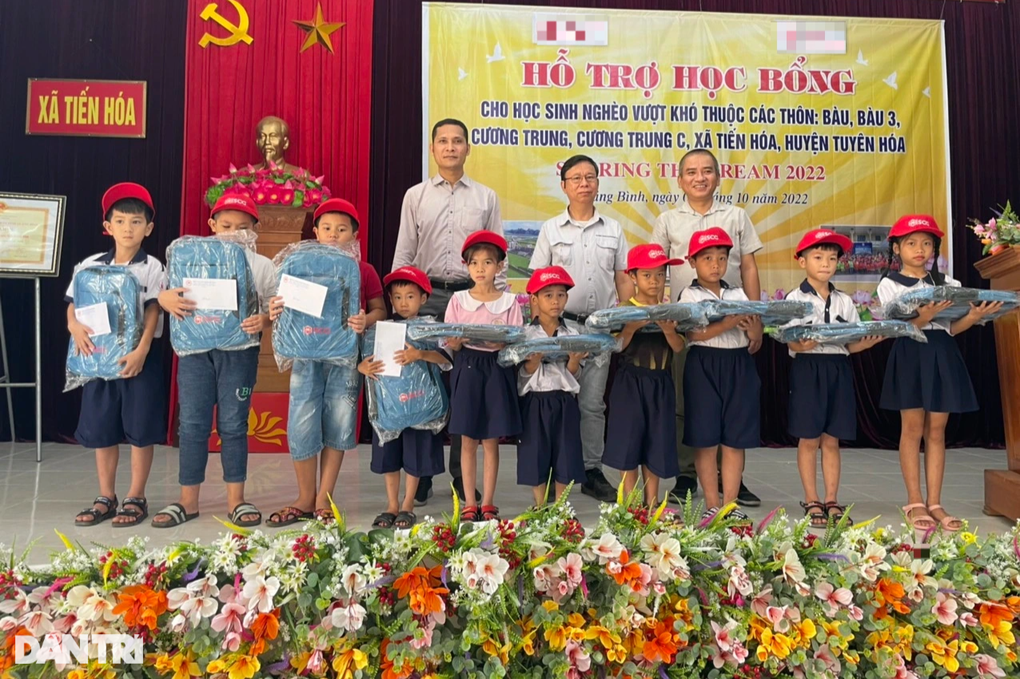 Trao học bổng đến học sinh nghèo vượt khó tại huyện miền núi Quảng Bình - 1 Trao học bổng đến học sinh nghèo vượt khó tại huyện miền núi Quảng Bình - 1