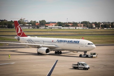 Cửa thoát hiểm bất ngờ bung ra khi máy bay sắp cất cánh