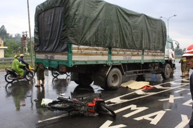 Va chạm với xe tải, một người chết tại chỗ