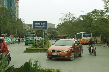 Bãi trông ôtô "nuốt" một làn đường, đẩy phương tiện sang làn ngược chiều