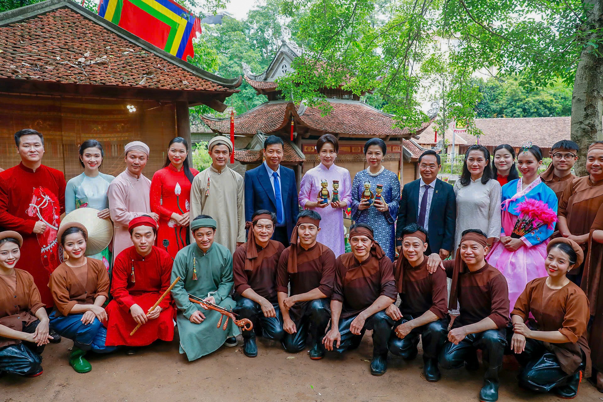 Phu nhân Phương Ly cùng Phu nhân Tổng thống Hàn Quốc xem múa rối nước - 11