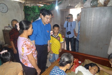 Truy tặng Huy hiệu “Tuổi trẻ dũng cảm” nam sinh quên mình cứu bạn