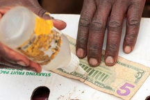 Nuôi cả nhà nhờ nghề độc lạ... vá tiền rách bên vỉa hè