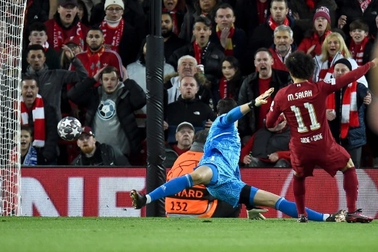 Cổ động viên chỉ trích sai lầm ngớ ngẩn của Courtois và Alisson Becker