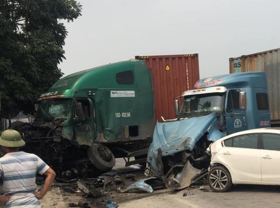 2 xe container tông nhau nát bét đầu, quốc lộ ùn tắc nghiêm trọng - 1 2 xe container tông nhau nát bét đầu, quốc lộ ùn tắc nghiêm trọng - 1