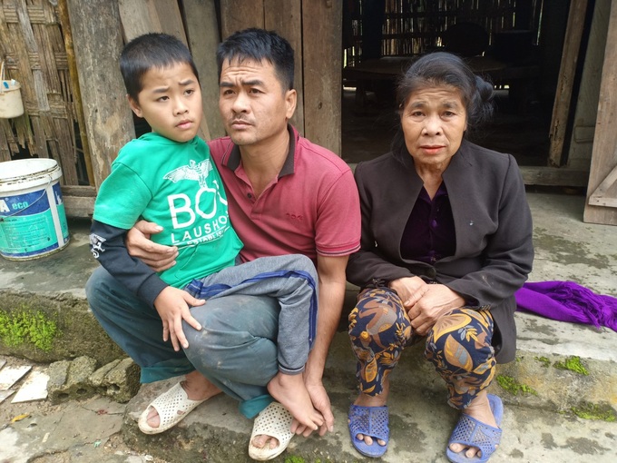 Xót cảnh không có mẹ, bé trai 11 tuổi liệt hai chân, nhiều lần bị bố tâm thần vứt bỏ trong rừng sâu - Ảnh 3. Xót cảnh không có mẹ, bé trai 11 tuổi liệt hai chân, nhiều lần bị bố tâm thần vứt bỏ trong rừng sâu - Ảnh 3.