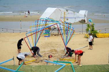 Chi hàng chục triệu đồng thuê thợ tháo dỡ tài sản trước bão Kajiki