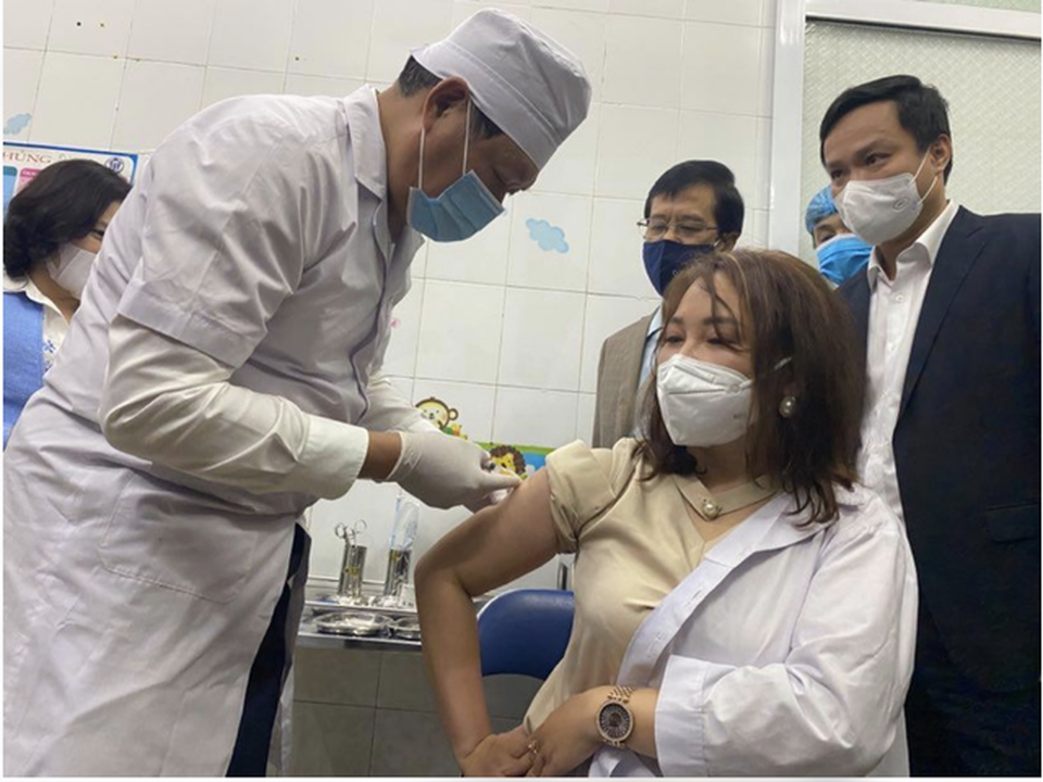 Thứ trưởng Bộ Y tế tự tay tiêm vắc xin ngừa Covid-19 cho cán bộ y tế - 1 Thứ trưởng Bộ Y tế tự tay tiêm vắc xin ngừa Covid-19 cho cán bộ y tế - 1