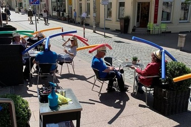 Người uống cà phê phải đeo ống trên đầu để đảm bảo giữ khoảng cách