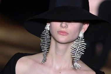 Mốt khuyên tai “khủng” gây sốt trở lại