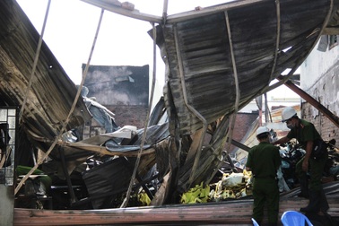 Khu nhà xưởng rộng 1.000 m2 đổ sập sau vụ cháy