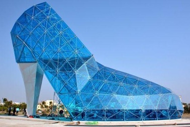 Ngắm nhà thờ hình giày thuỷ tinh siêu lạ cho phái đẹp