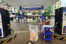 Hà Nội ngày đảo lộn: Cuốc bộ 14km về nhà, vác ca mua xăng vì kẹt xe 6 tiếng