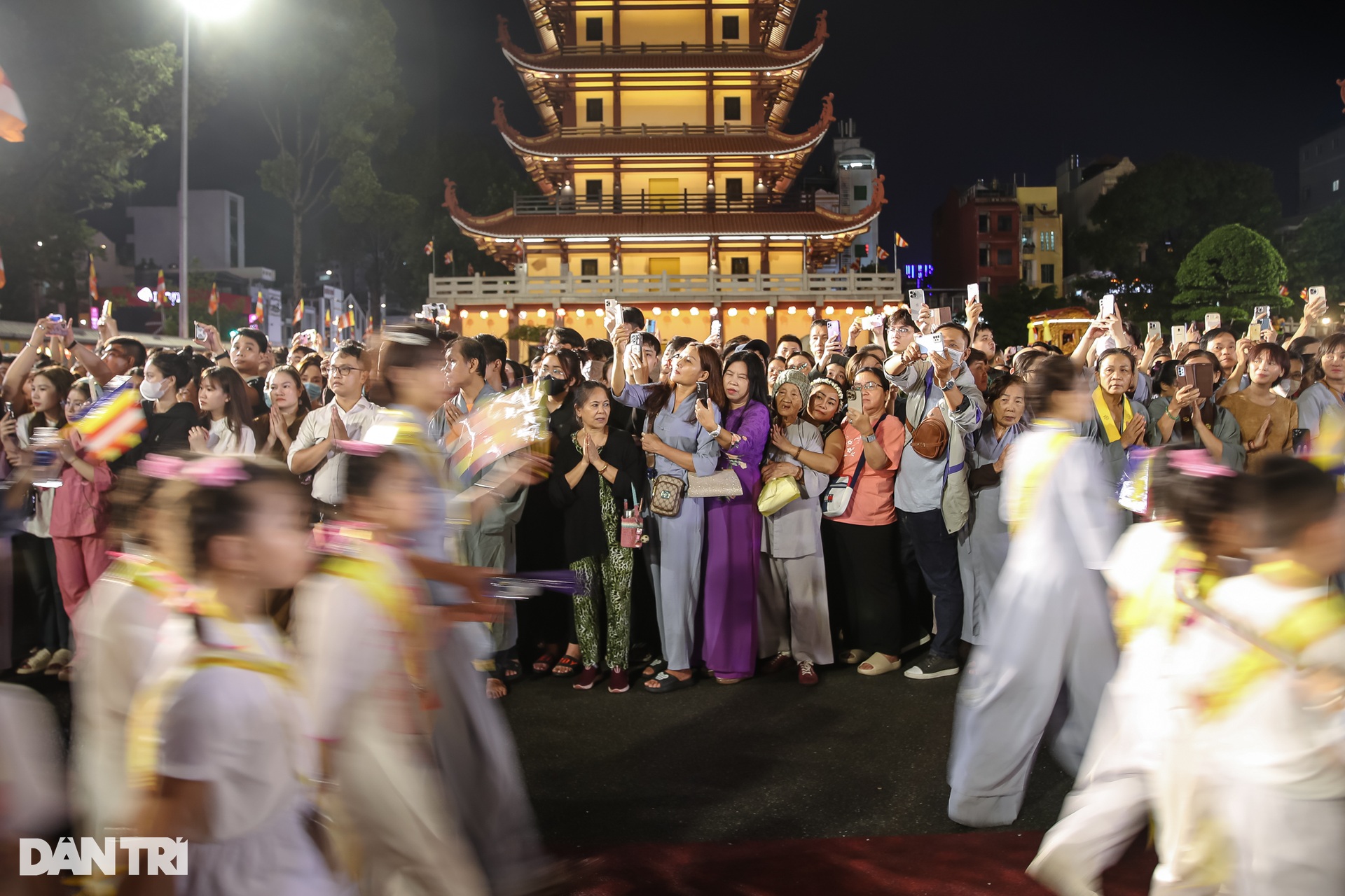 Hàng nghìn người tham gia lễ rước kiệu Phật ở TPHCM - 5