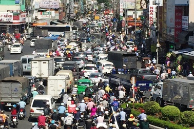 Ùn ứ nghiêm trọng, hàng nghìn người "chôn chân" dưới nắng nóng